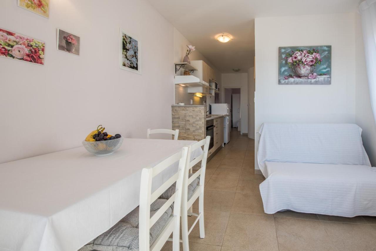 Apartments Amneris Trogir Exterior photo