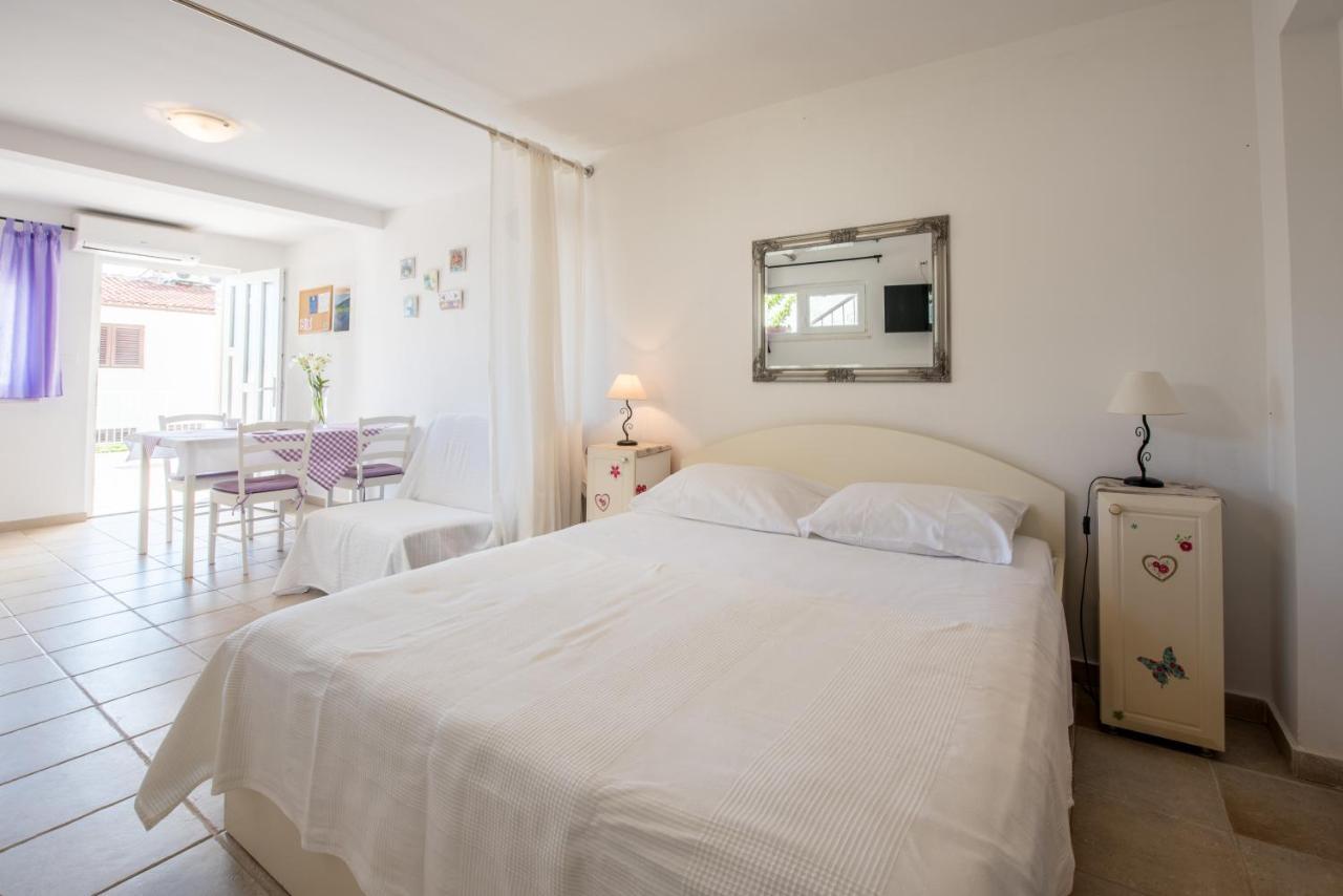 Apartments Amneris Trogir Exterior photo