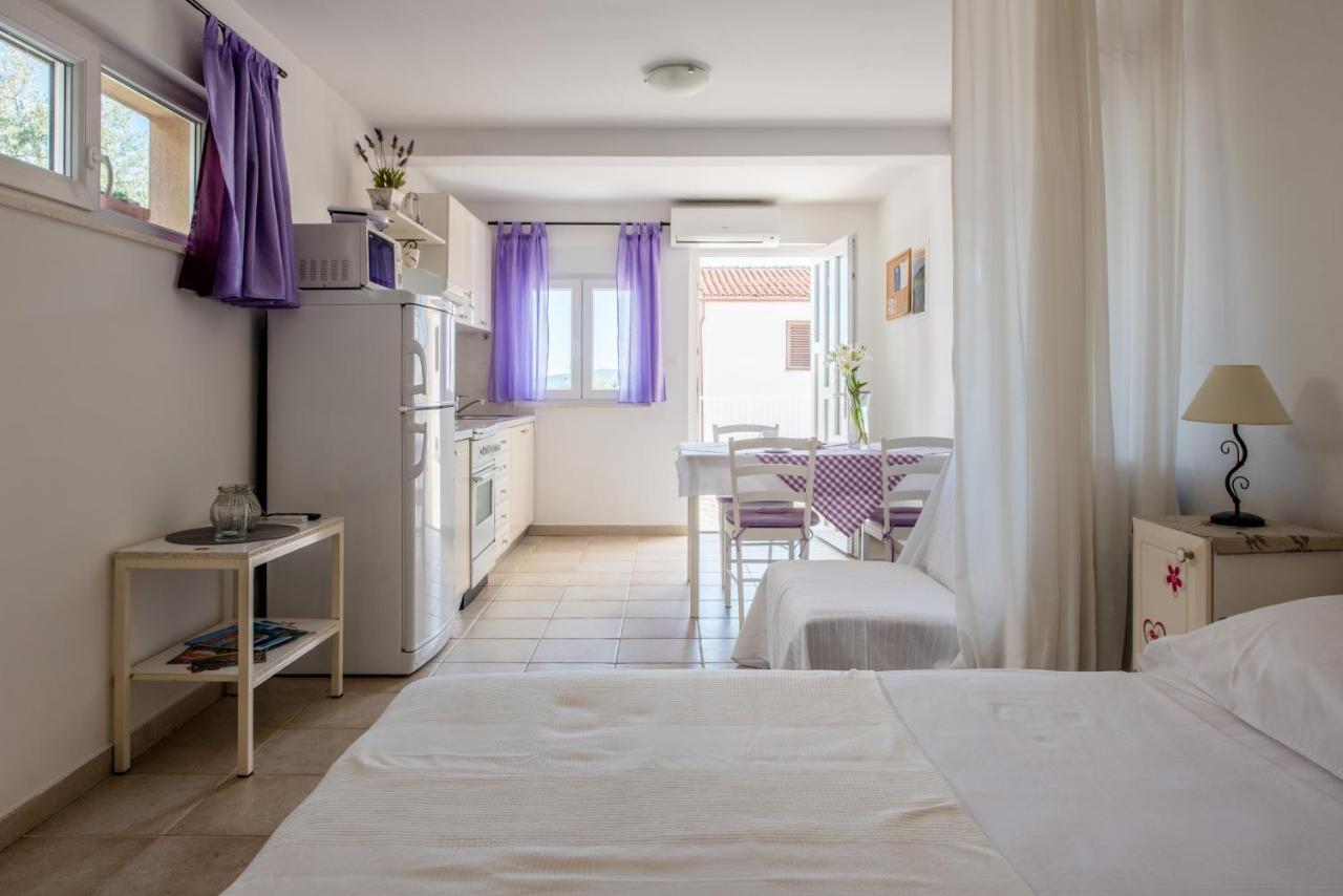 Apartments Amneris Trogir Exterior photo